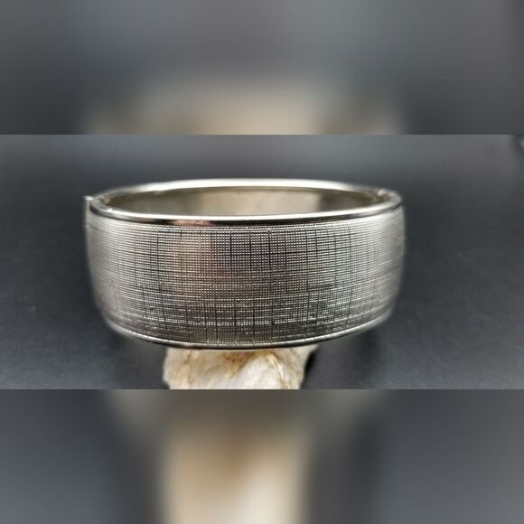 RARE! Silver Tone Robotic Resolve Hinge Bracelet. B339 - Picture 1 of 3